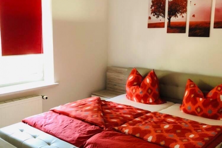 Schlafzimmer mit Doppelbett