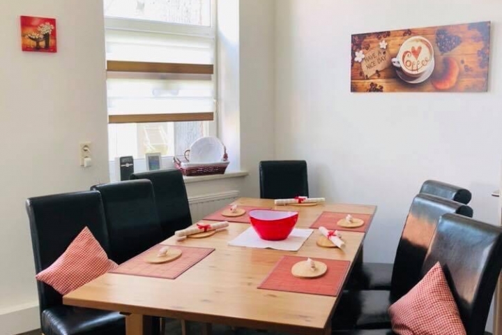 Küche mit Platz für 8 Personen (Stühle vorhanden) und ausziehbaren Tisch