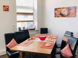 Küche mit Platz für 8 Personen (Stühle vorhanden) und ausziehbaren Tisch