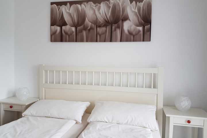 Ferienwohnung 4 bis 8 Personen
Schlafzimmer 2 klimatisiert 160x200 cm Bett
mit angrenzendem Zimmer mit
Schlafcouch für 2 Personen
Ferienhof-Gü