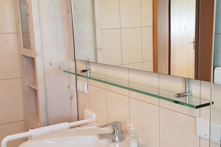 Ferienwohnung für 1 bis 2 Personen
seniorengerechtes Badezimmer
