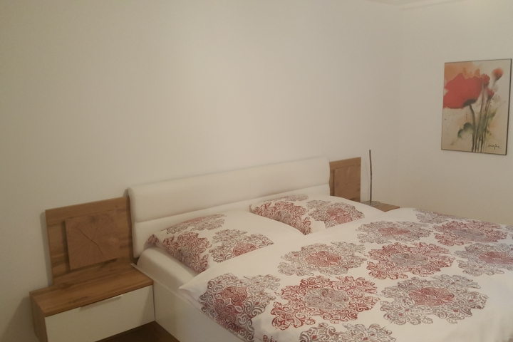 großes, modernes Schlafzimmer mit Doppelbett