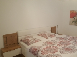 großes, modernes Schlafzimmer mit Doppelbett