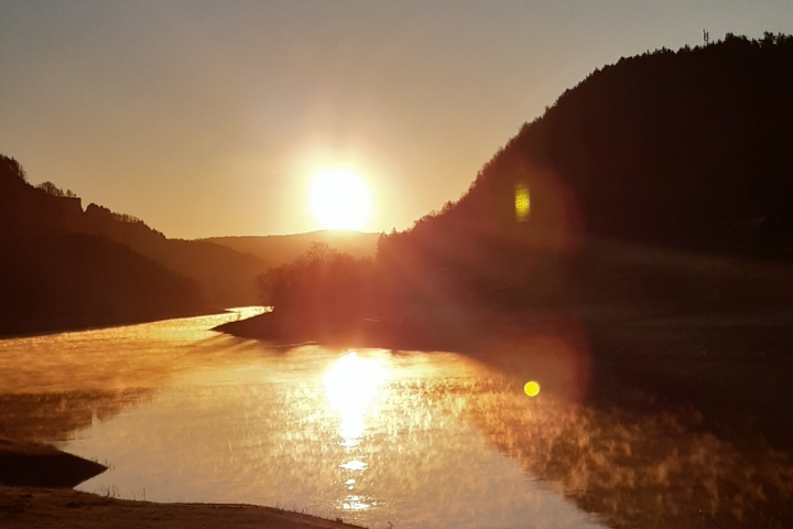 Sonnenaufgang an der Elbe