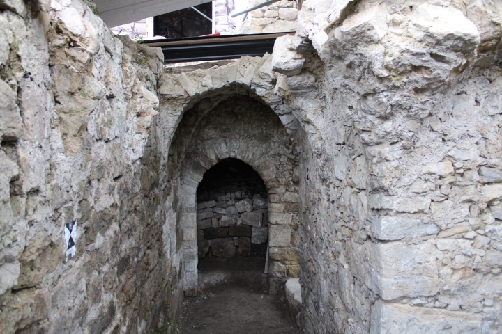 Einblicke in die Burgruine, freigeräumte Gewölbekeller