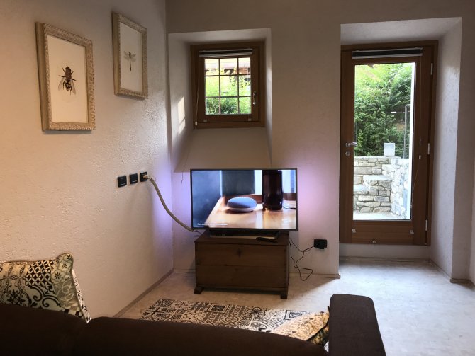 Appartements II Casale di Cort | Wohnzimmerbereich mit Couch und TV