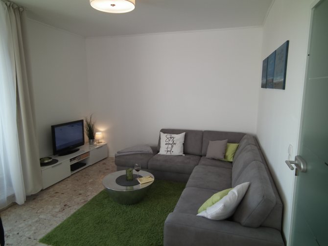 Ferienwohnung 128 Haus Rotesand | Wohnzimmerbereich mit großer Couchgarnitur