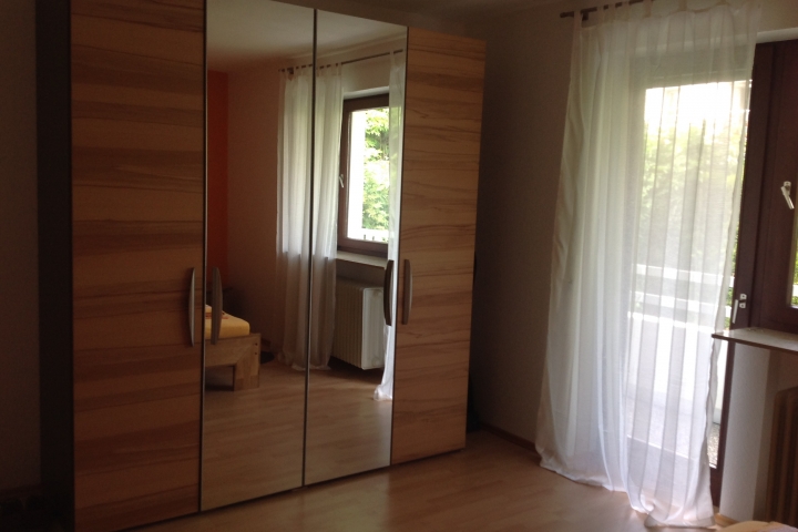 Geräumiger Spiegelschrank
