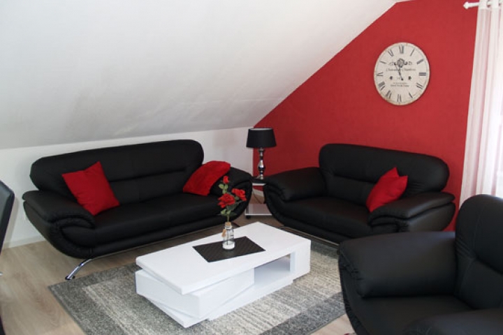 Wohnzimmer mit gemütlicher Couchgarnitur