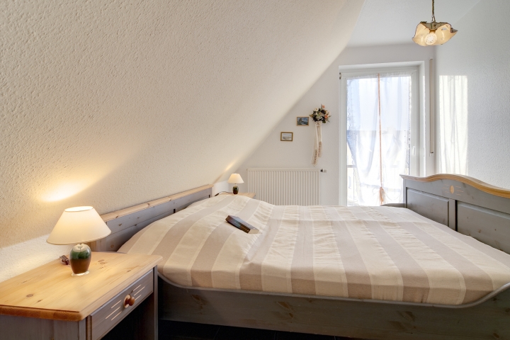 Schlafzimmer mit Ausgang zum Balkon