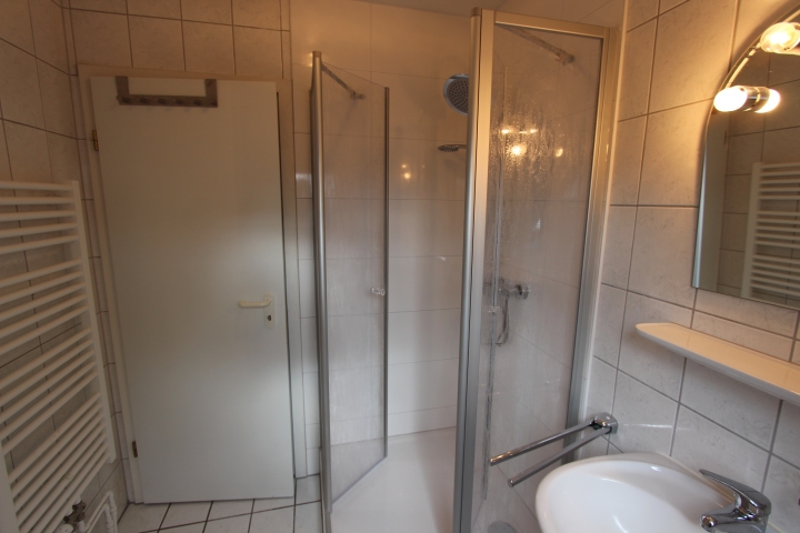 Badezimmer mit neuer ebenerdiger Dusche