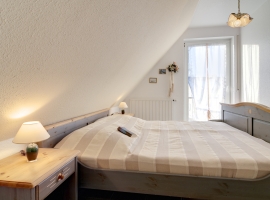 Schlafzimmer mit Ausgang zum Balkon