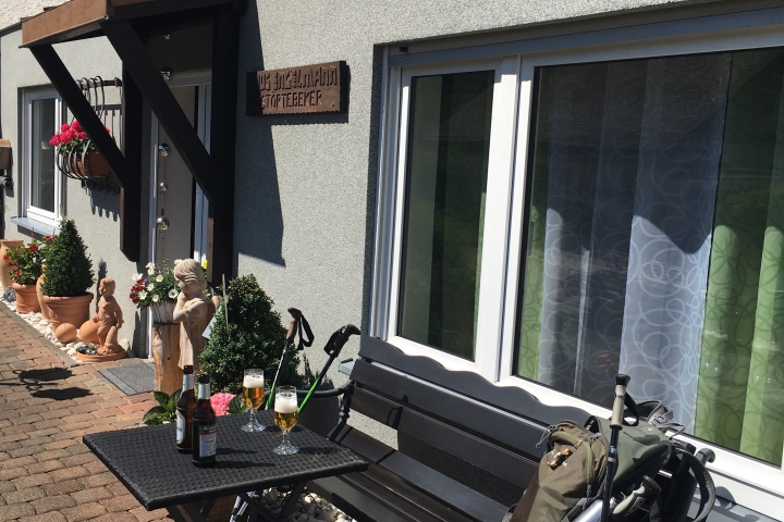 Kleine Terrasse mit Sitzmöbeln für das Frühstück im Sommer in der Sonne (Ostseite)