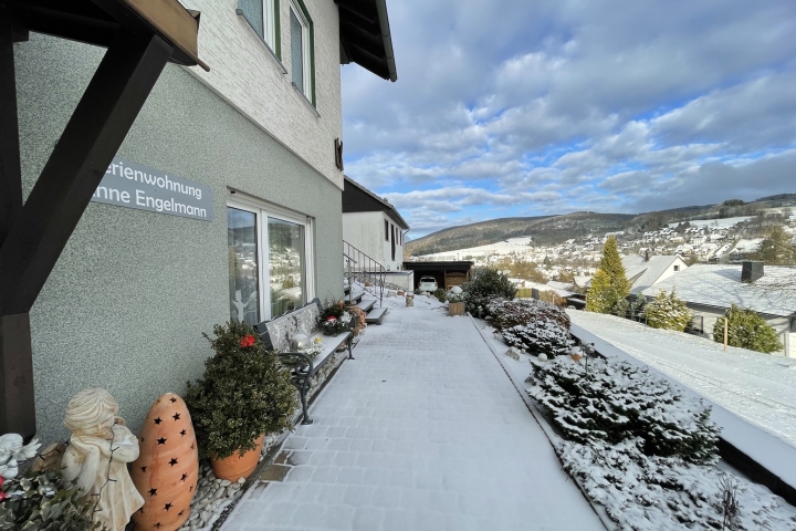 Ausblick im Winter ins Dorf