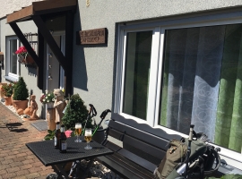 Kleine Terrasse mit Sitzmöbeln für das Frühstück im Sommer in der Sonne (Ostseite)