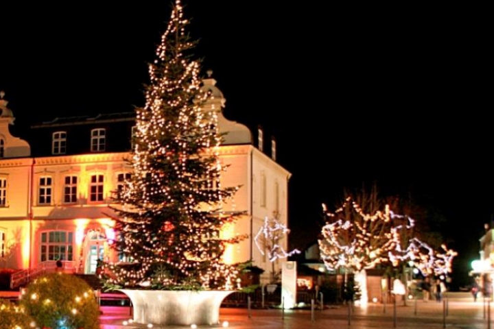 Timmendorfer Platz zur Weihnachtszeit mit einem schönen Weihnachtsmarkt