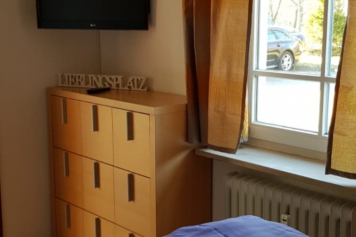Schlafzimmer mit 32“ TV