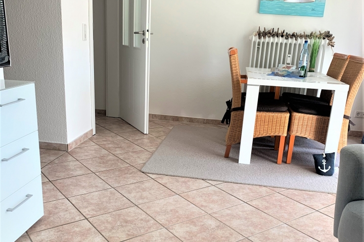 Essbereich mit Übergang in die Küche und den Flur
