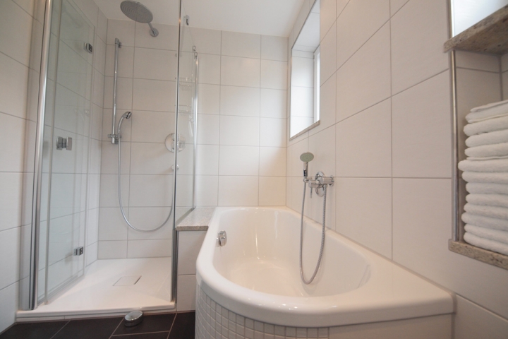 Bad mit Regendusche und Badewanne
