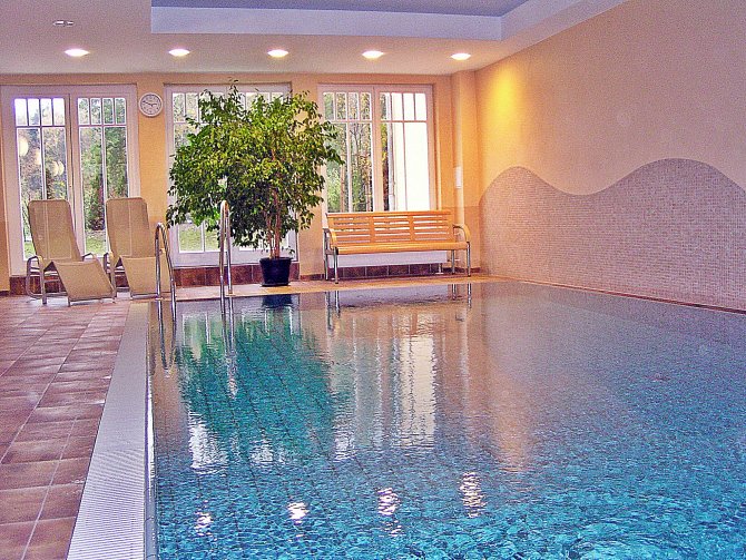 Hauseigenes Schwimmbad im Wellnessbereich (gratis) mit Duschen und Umkleiden.
