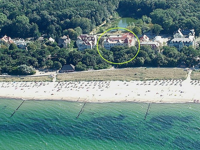 Appartement Wellness-Residenz Dünenschloss | Luftbild vom Dünenschloss (Kreis): direkt am Strand und zudem am lieblichen Stadtwald mit kleinem See gelegen