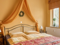 Romantisches Schlafzimmer mit Betthimmel, Kronleuchter...