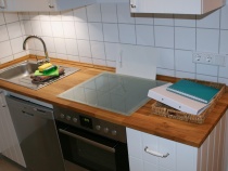 Küche komplett ausgestattet mit Spülmaschine