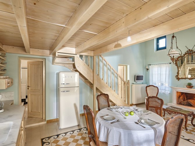 Orelia Cretan Naturstein-Villa - Das Wohnzimmer mit integriertem Loft-Hochdoppelbett