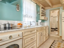 Orelia Cretan Naturstein-Villa - Das Wohnzimmer mit der Einbauküche