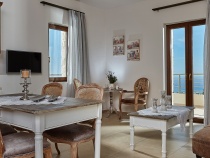 Orelia Cretan Deluxe Ferienwohnung - Das moderne Wohnzimmer mit der Einbauküche