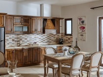 Orelia Cretan Deluxe Ferienwohnung - Das moderne Wohnzimmer mit der Einbauküche