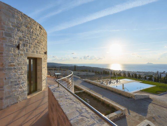 Orelia Cretan Villas und Deluxe Apartments | Orelia Cretan Ferienwohnungen mit dem 82m2 grossen Gemeinschaftspool und Blick zum Meer