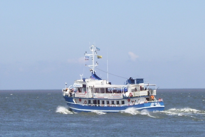 Cuxhven vom Hafen aus kann man viele Ausflüge machen, wie Piratenfahrten, zu den Seehundsbänken, Hafenrundfahrten....
