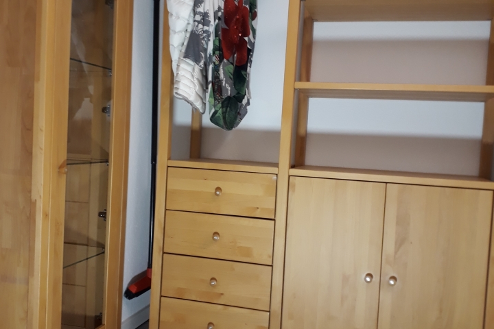 Begehbarer Kleiderschrank, beim Schlafzimmer.