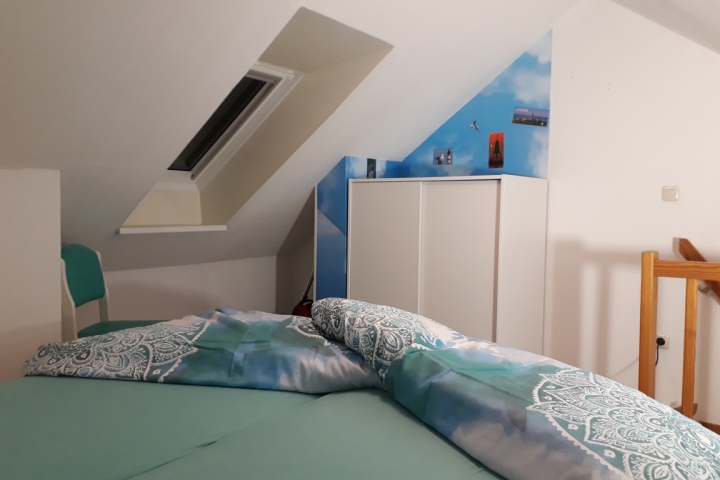 vom Bett aus der Blick zum Kleiderschrank und zur Treppe