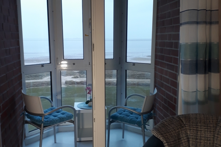 Der verglaste Balkon, kann geschlossen als Wintergarten genutzt werden, mit seinem herrlichen Panoramablick aufs Meer.