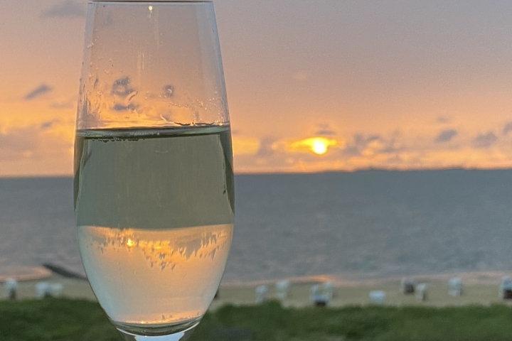 Den Sonnenuntergang vom Balkon aus genießen