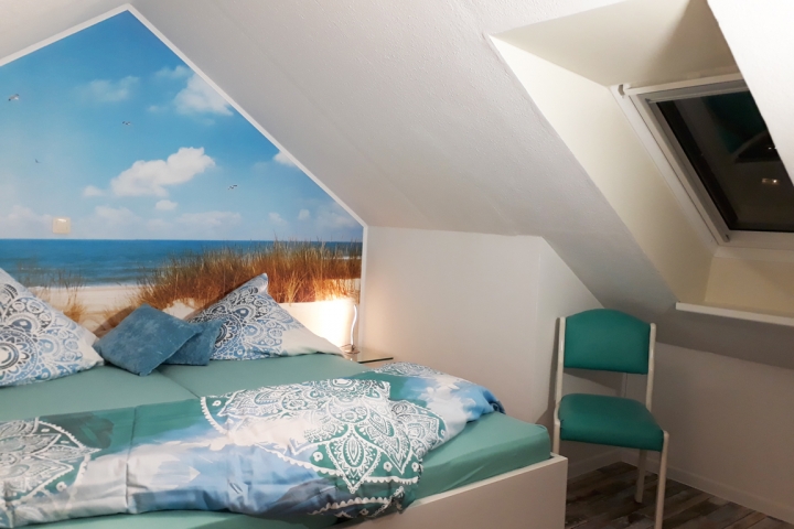 Das Schlafzimmer, mit Dachfenster und verdunklungsrollo.