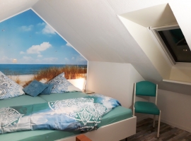 Das Schlafzimmer, mit Dachfenster und verdunklungsrollo.