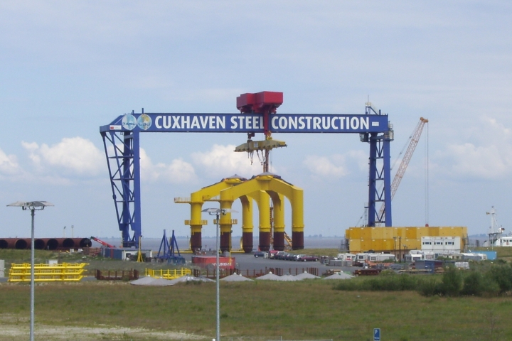 Cuxhaven im Hafen, hier werden die Windräder für die Nordsee gebaut
