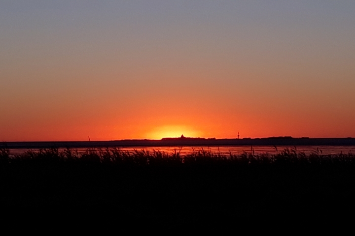 Der Sonnenuntergang von der Wohnung aus, mit Blick auf die Insel Neuwerk