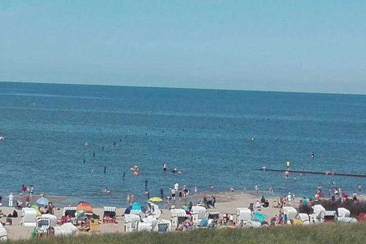 Buntes Treiben am Strand von Sahlenburg.