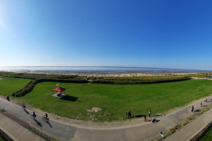 Das ist Ihr Blick aus der Wohnung. Der Grünstrand- und Sandstrand