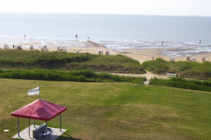 Blick aus der Wohnung auf den Grün- und Sandstrand