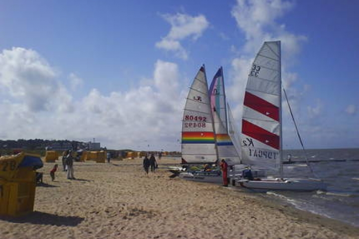 Katamarane am Strand von Sahlenburg