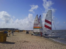 Katamarane am Strand von Sahlenburg