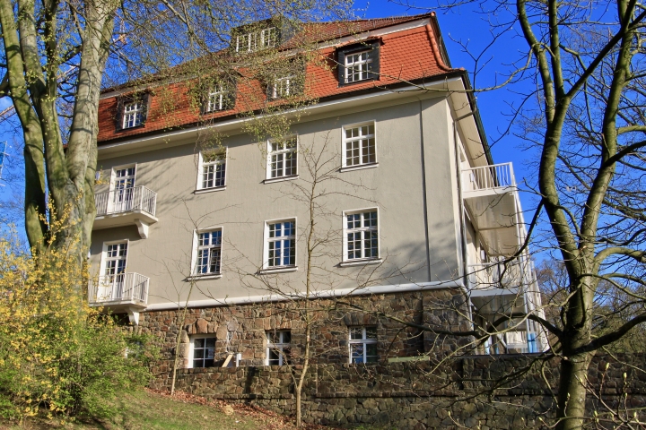 Seitenansicht des Hauses mit den Balkons
