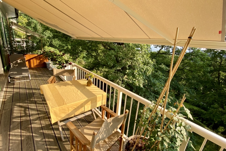 Balkon am Abend mit Markise