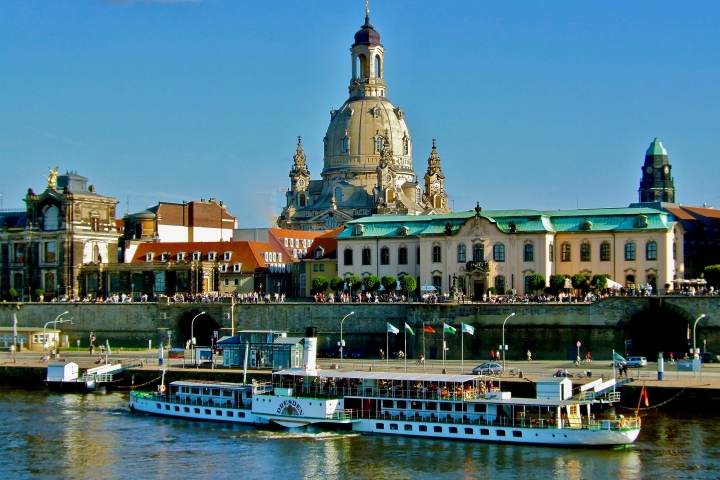 Die Elbe mit den historischen Raddampfern und der Frauenkirche von der Augustsusbrücke gesehen