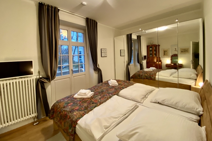 Schlafzimmer 1 mit Balkon (dort Rudermaschine für Training mit Sichtschutz), TV, Stereoanlage